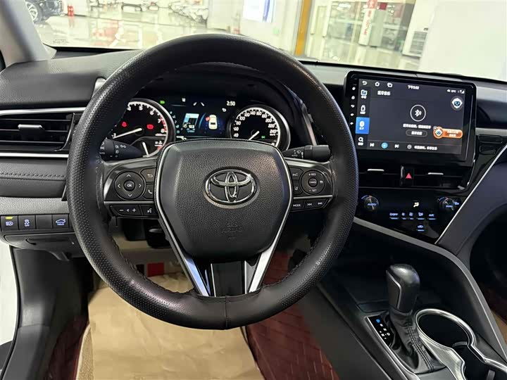 Фото 13 - Toyota Camry