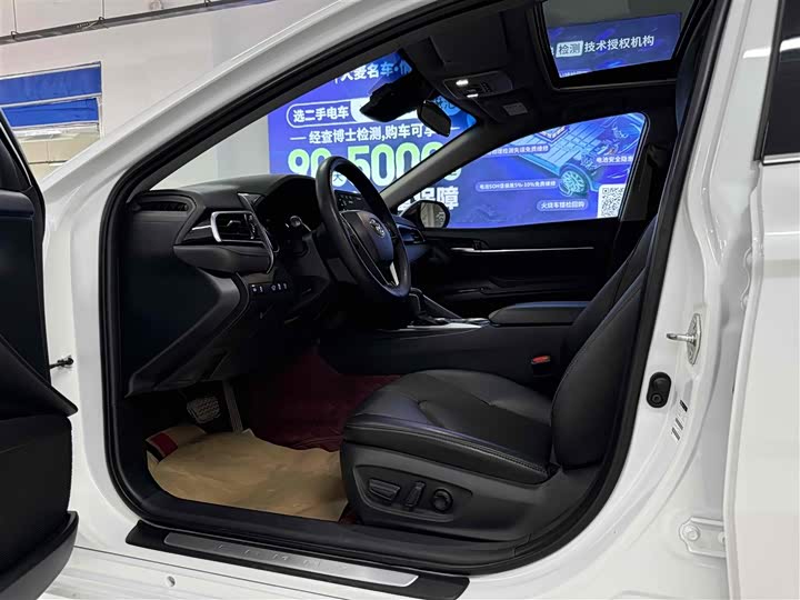 Фото 14 - Toyota Camry