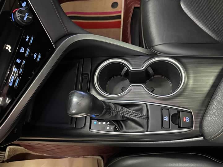 Фото 9 - Toyota Camry