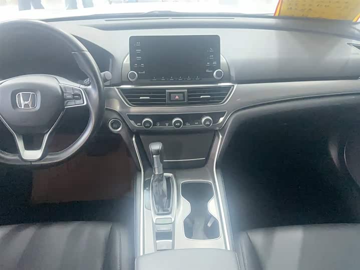 Фото 8 - Honda Accord