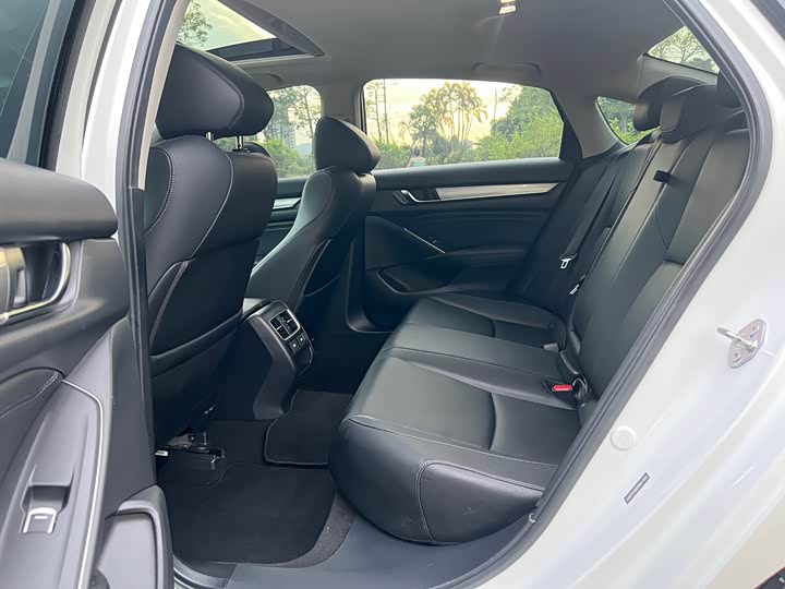 Фото 10 - Honda Accord