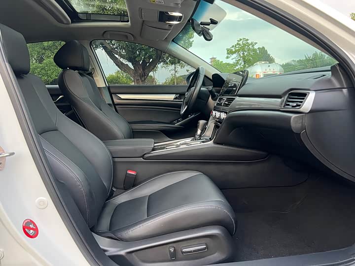 Фото 16 - Honda Accord