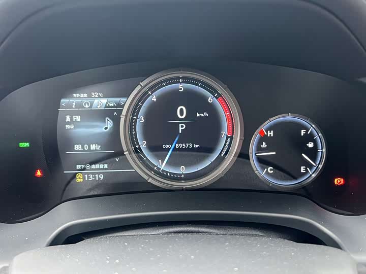 Фото 16 - Lexus RX