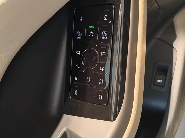 Фото 14 - Audi Q6L e-tron