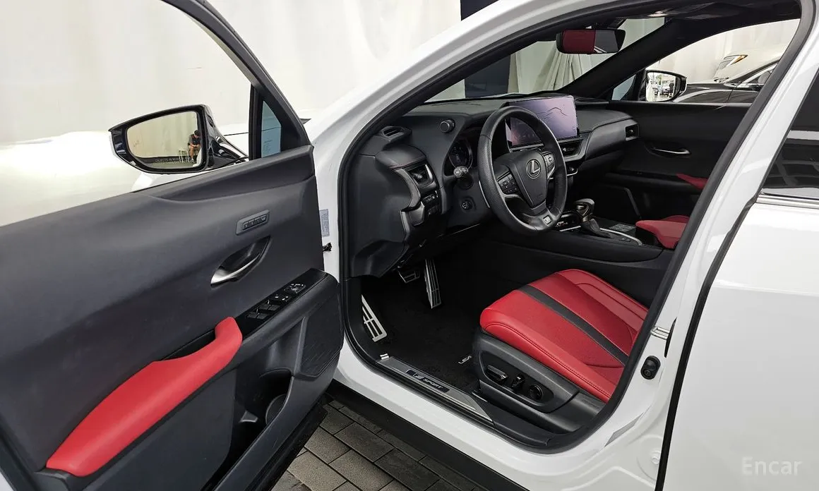 Фото 10 - Lexus UX