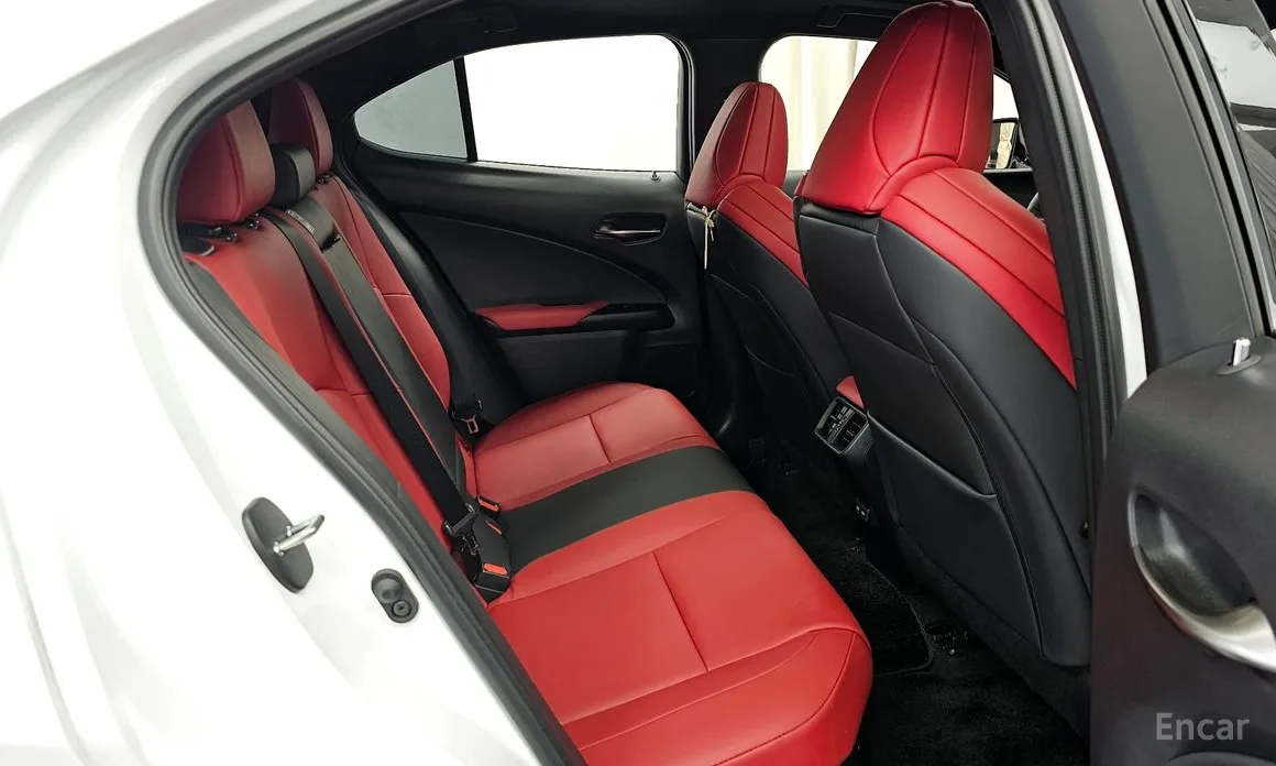 Фото 12 - Lexus UX