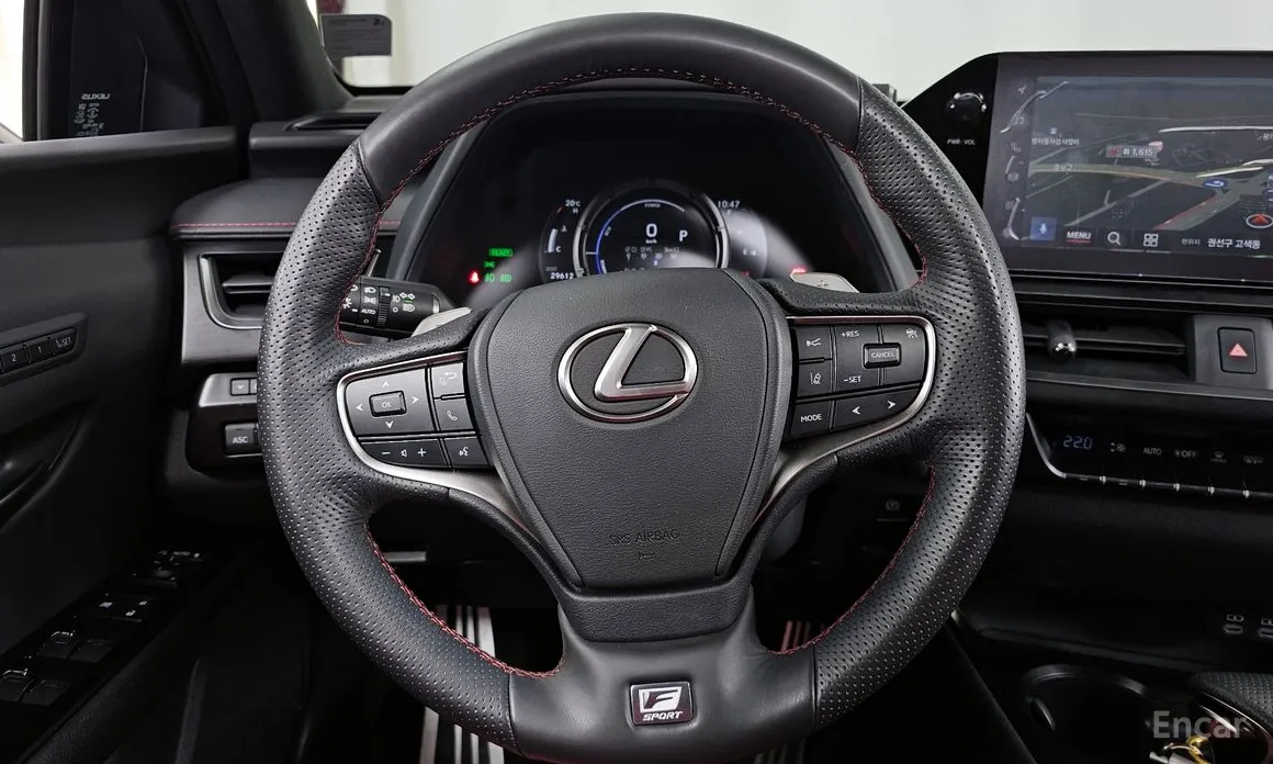 Фото 13 - Lexus UX