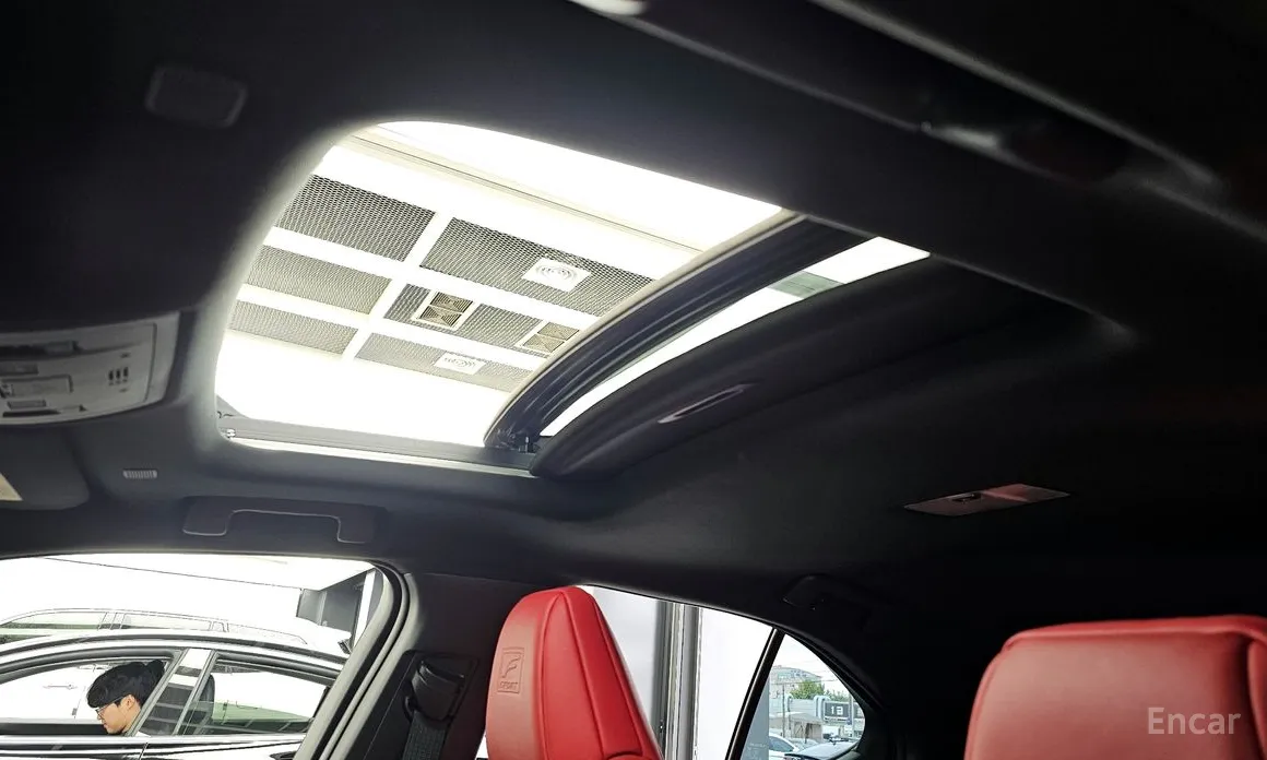 Фото 19 - Lexus UX