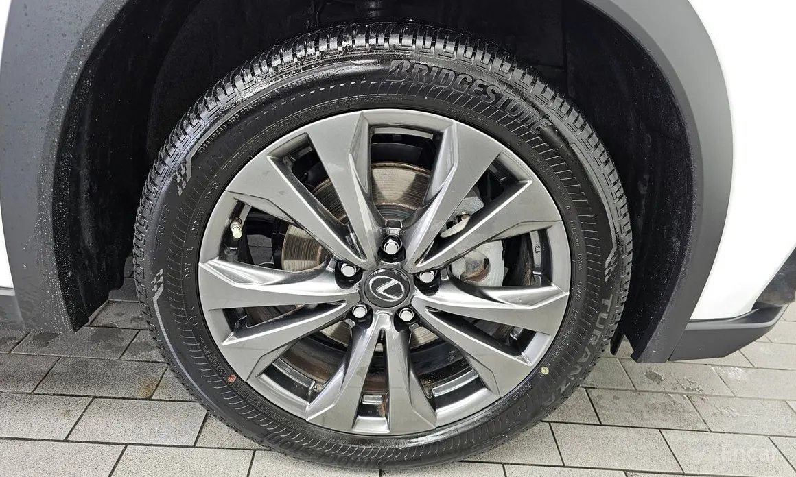 Фото 5 - Lexus UX