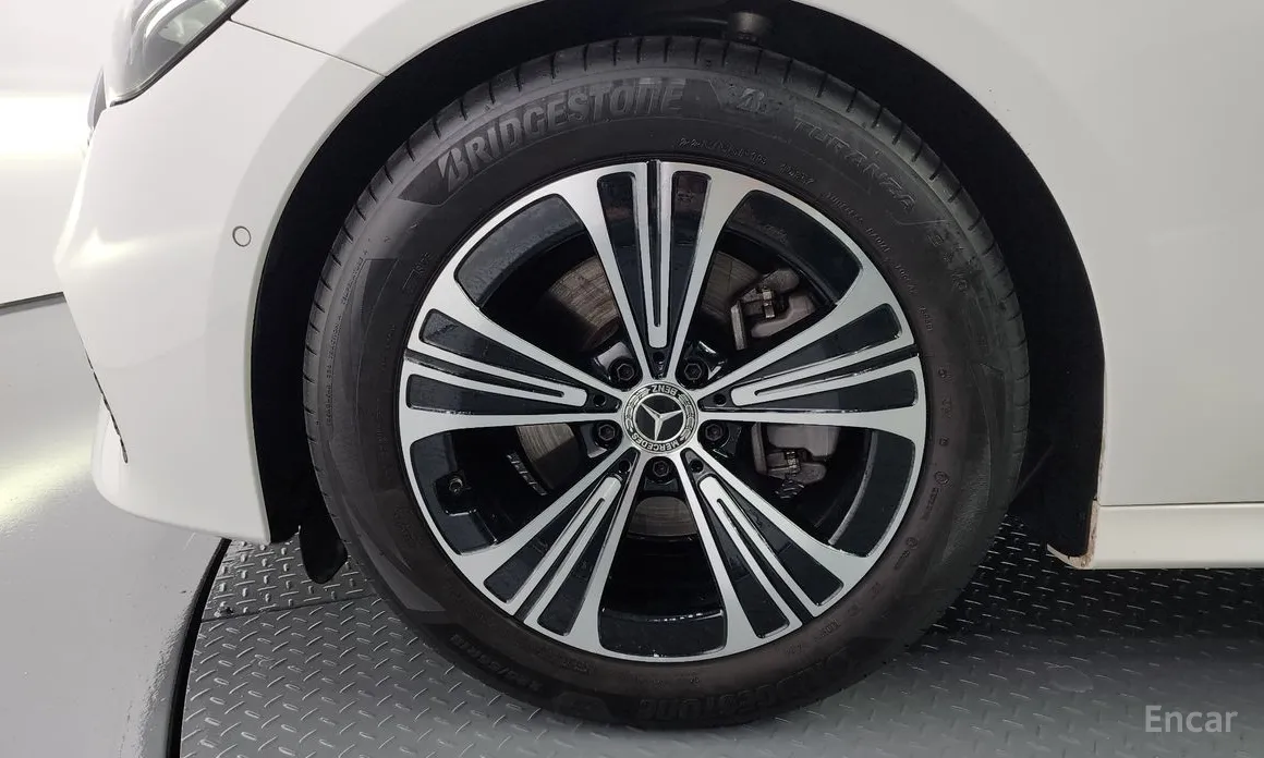 Фото 5 - Mercedes-Benz E-Class