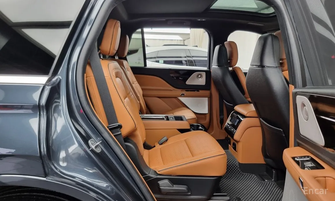 Фото 12 - Lincoln Aviator