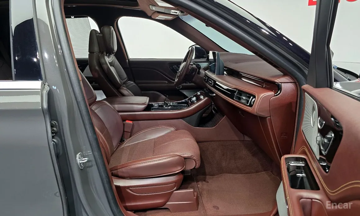 Фото 10 - Lincoln Aviator