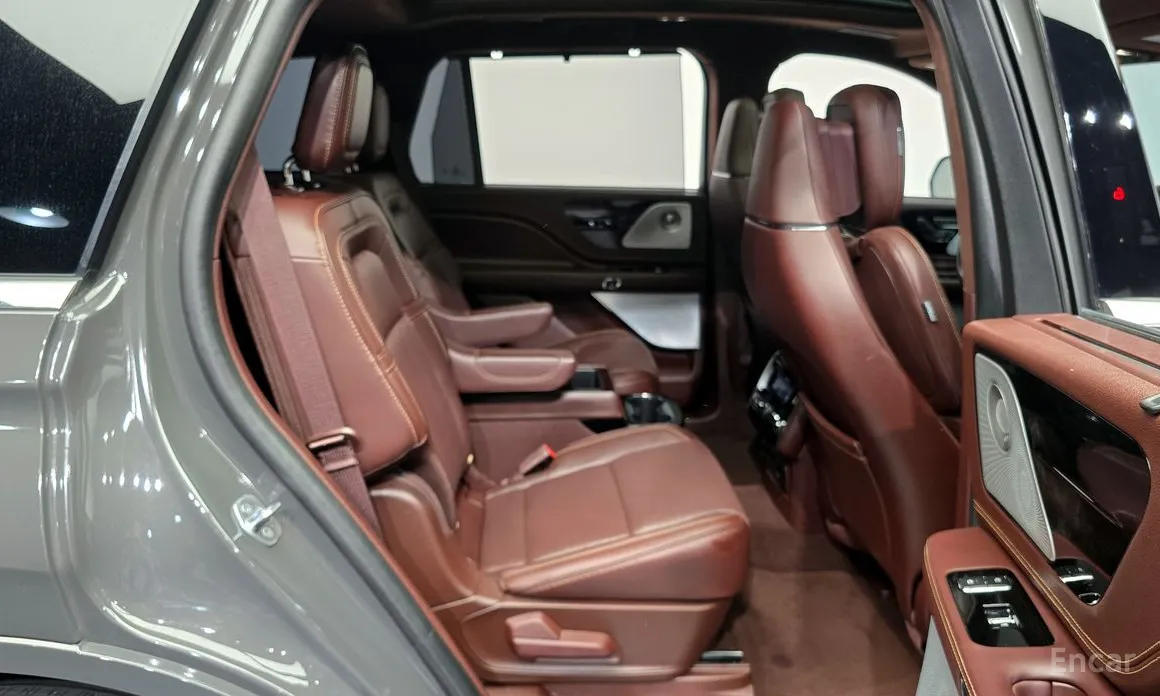 Фото 12 - Lincoln Aviator