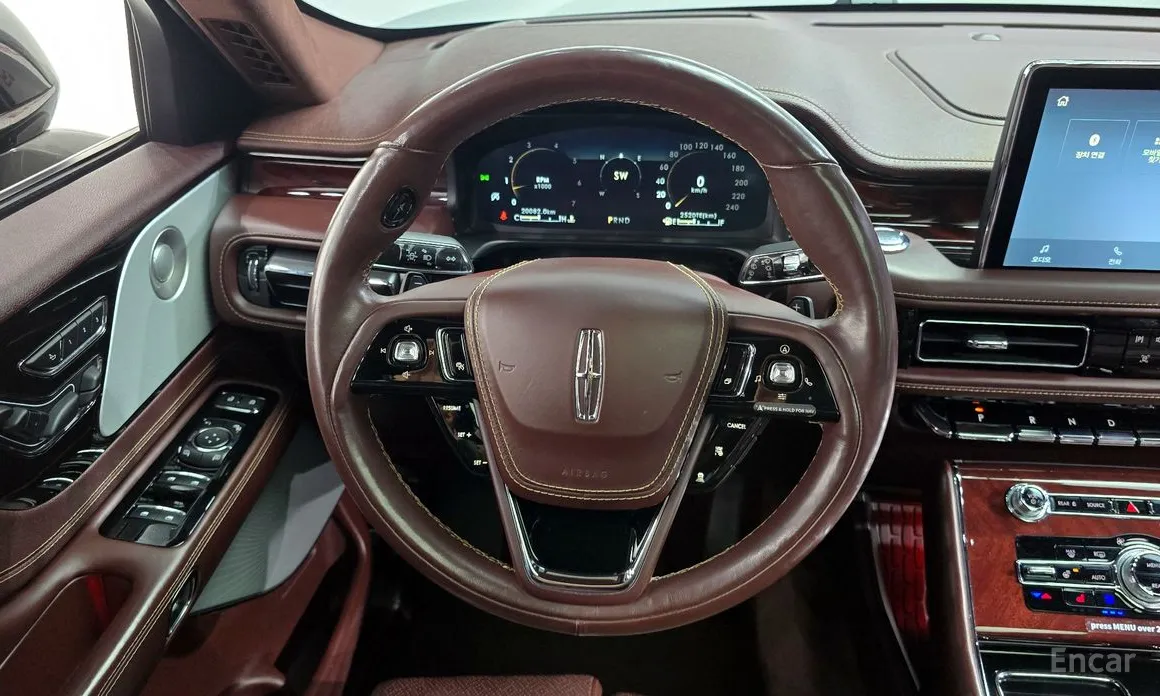 Фото 13 - Lincoln Aviator