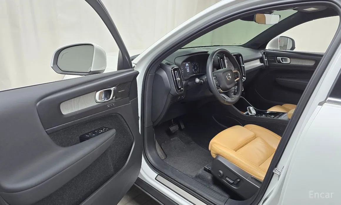 Фото 10 - Volvo XC40