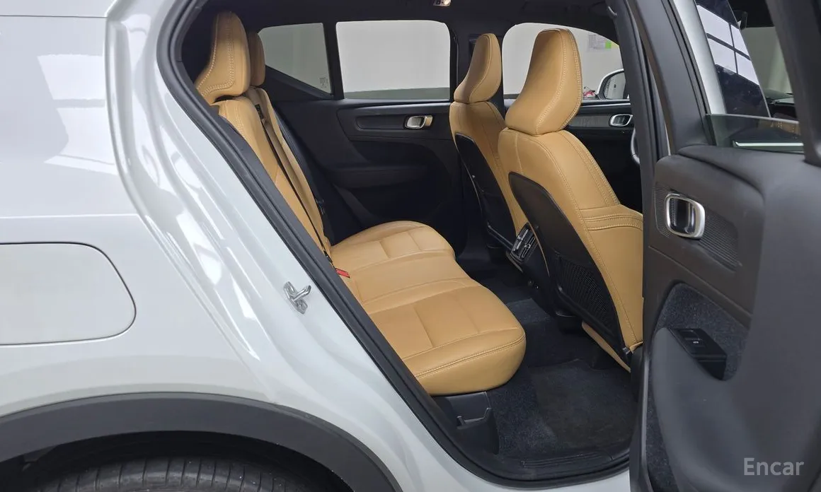 Фото 12 - Volvo XC40