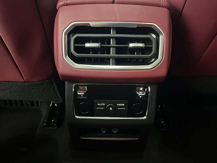 Фото 21 - Tank 400 Hybrid