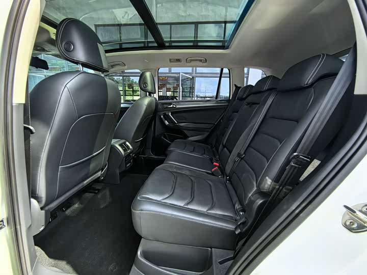 Фото 9 - Volkswagen Tiguan L Pro