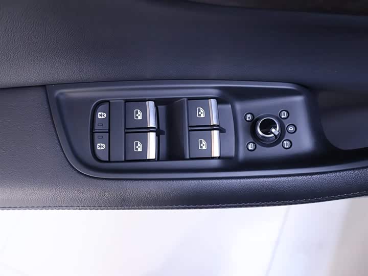 Фото 17 - Audi Q7