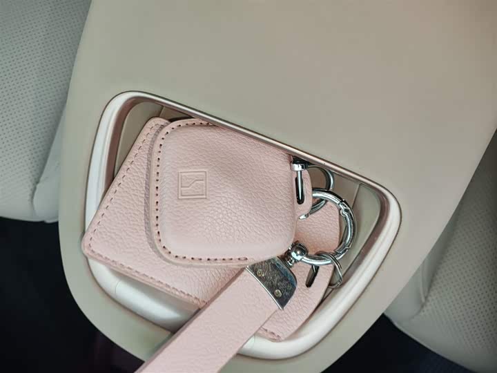 Фото 9 - Zeekr X