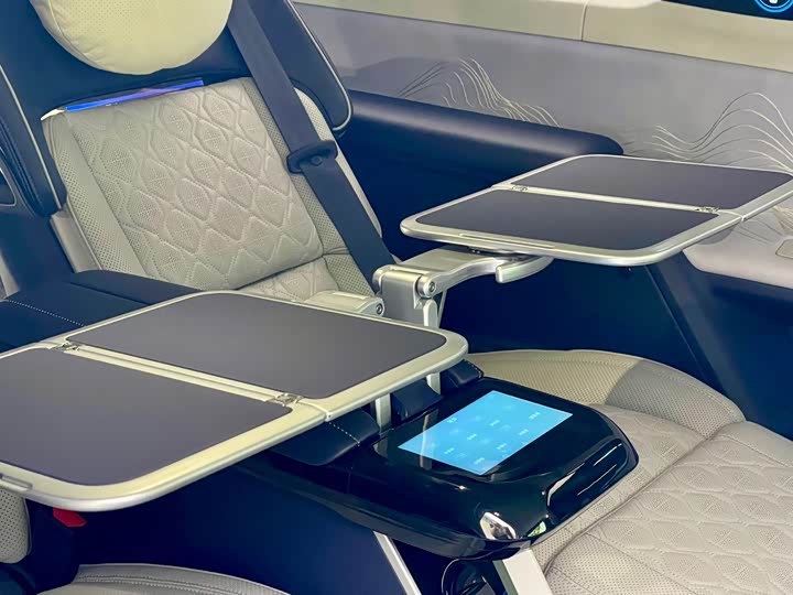 Фото 10 - Lincoln Navigator One