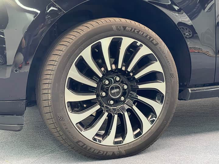 Фото 5 - Lincoln Navigator One