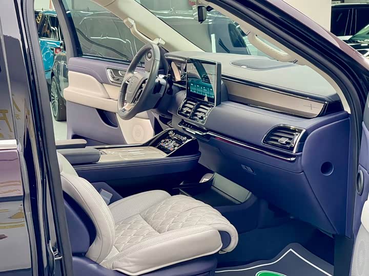 Фото 7 - Lincoln Navigator One