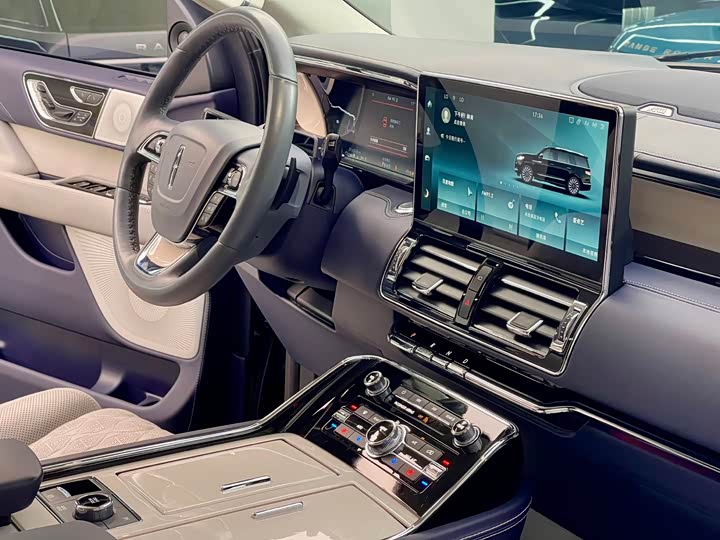 Фото 8 - Lincoln Navigator One