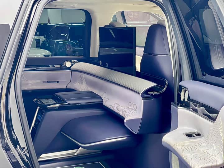 Фото 9 - Lincoln Navigator One