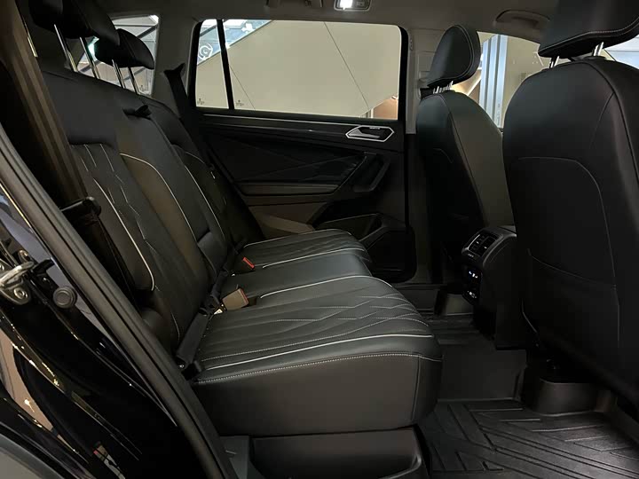 Фото 21 - Volkswagen Tiguan L Pro