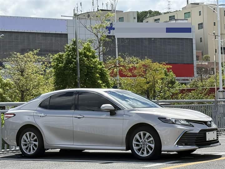 Фото 2 - Toyota Camry