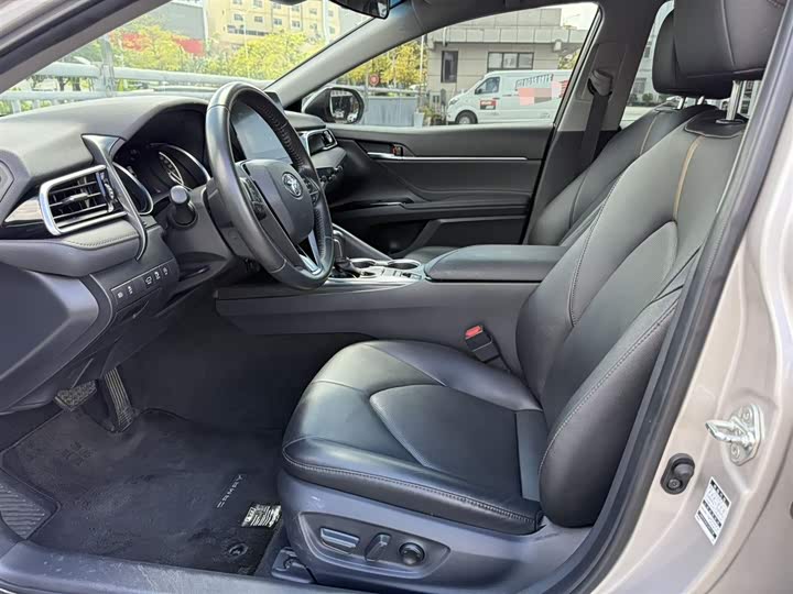 Фото 5 - Toyota Camry