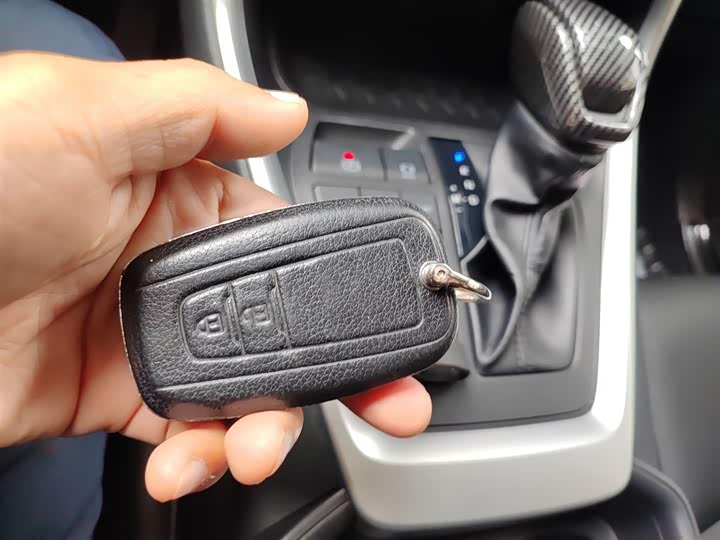 Фото 12 - Toyota RAV4