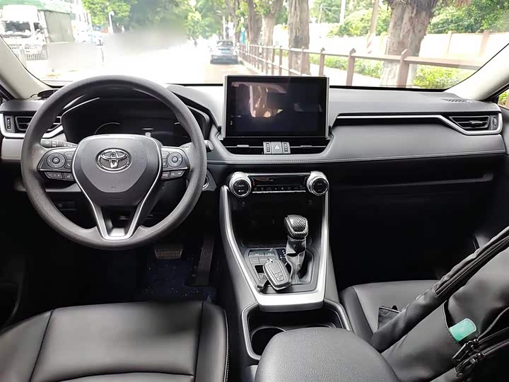 Фото 13 - Toyota RAV4