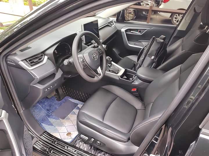 Фото 14 - Toyota RAV4