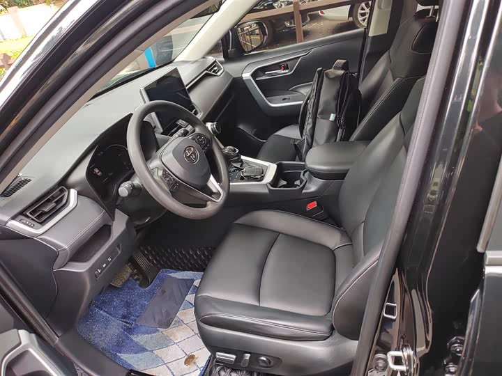 Фото 8 - Toyota RAV4