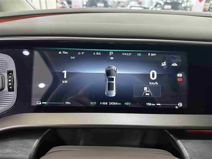 Фото 18 - Denza D9