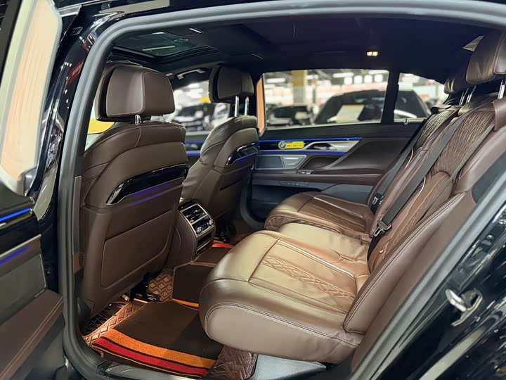 Фото 10 - BMW 7 Series