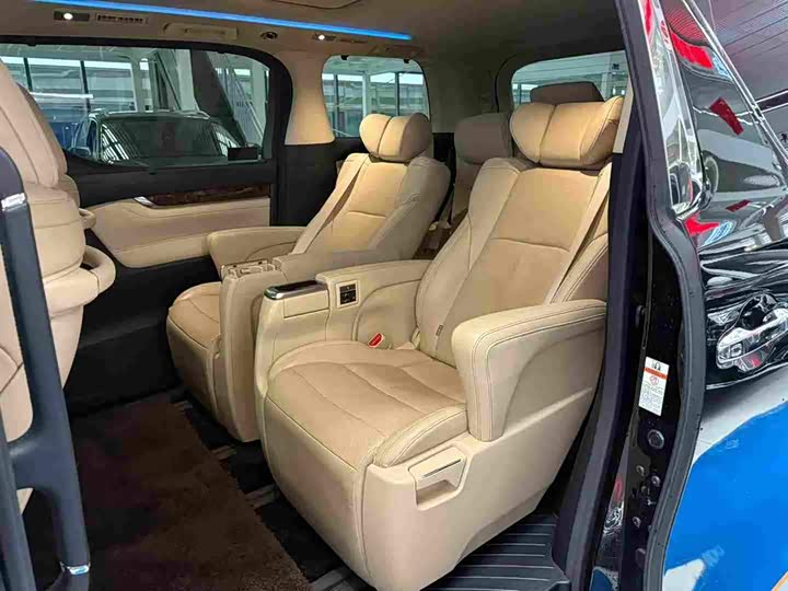 Фото 3 - Toyota Alphard