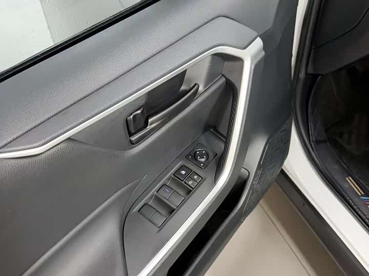 Фото 12 - Toyota RAV4