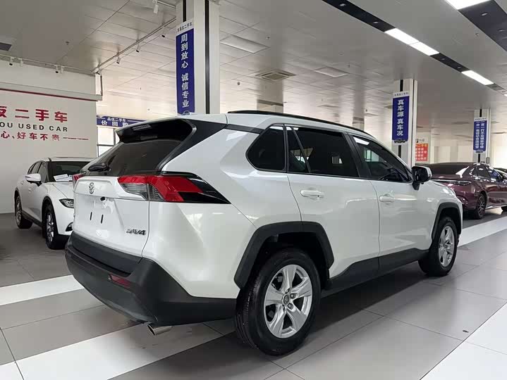 Фото 3 - Toyota RAV4