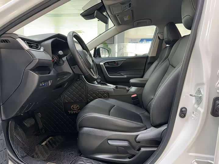 Фото 9 - Toyota RAV4