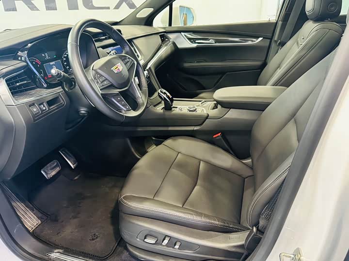 Фото 10 - Cadillac XT5