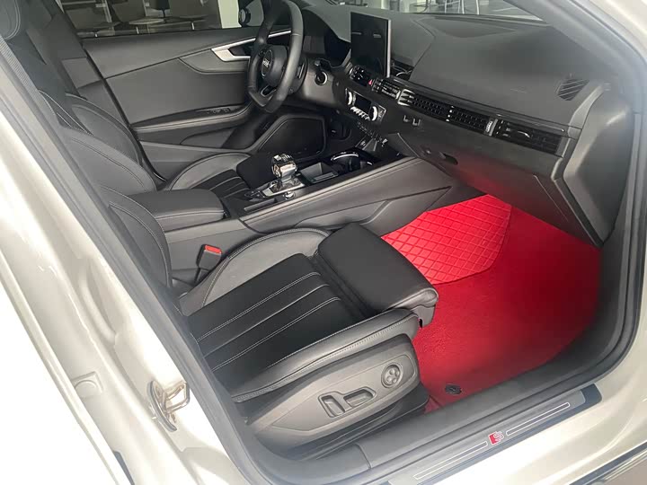 Фото 10 - Audi A4L