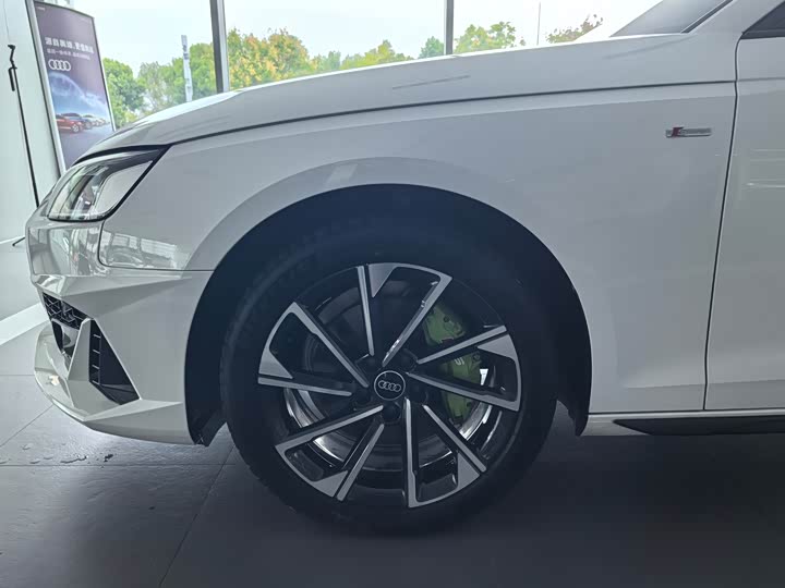 Фото 7 - Audi A4L