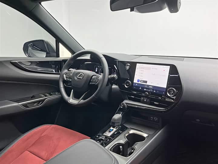 Фото 24 - Lexus NX