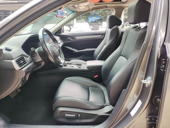 Фото 4 - Honda Accord