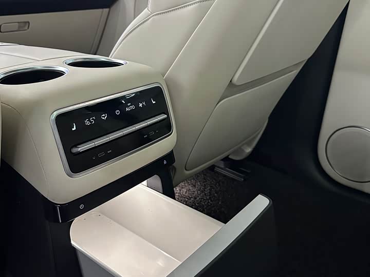 Фото 12 - LiXiang L9