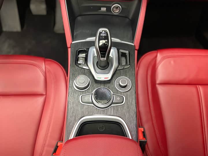 Фото 22 - Alfa Romeo Stelvio