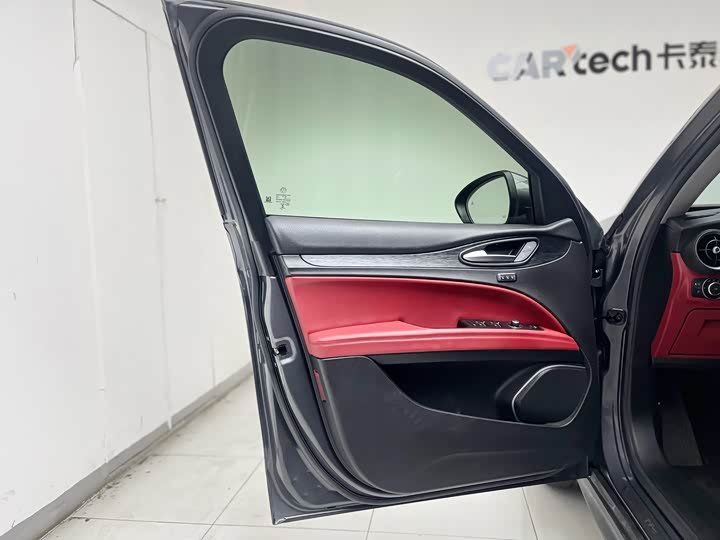 Фото 30 - Alfa Romeo Stelvio